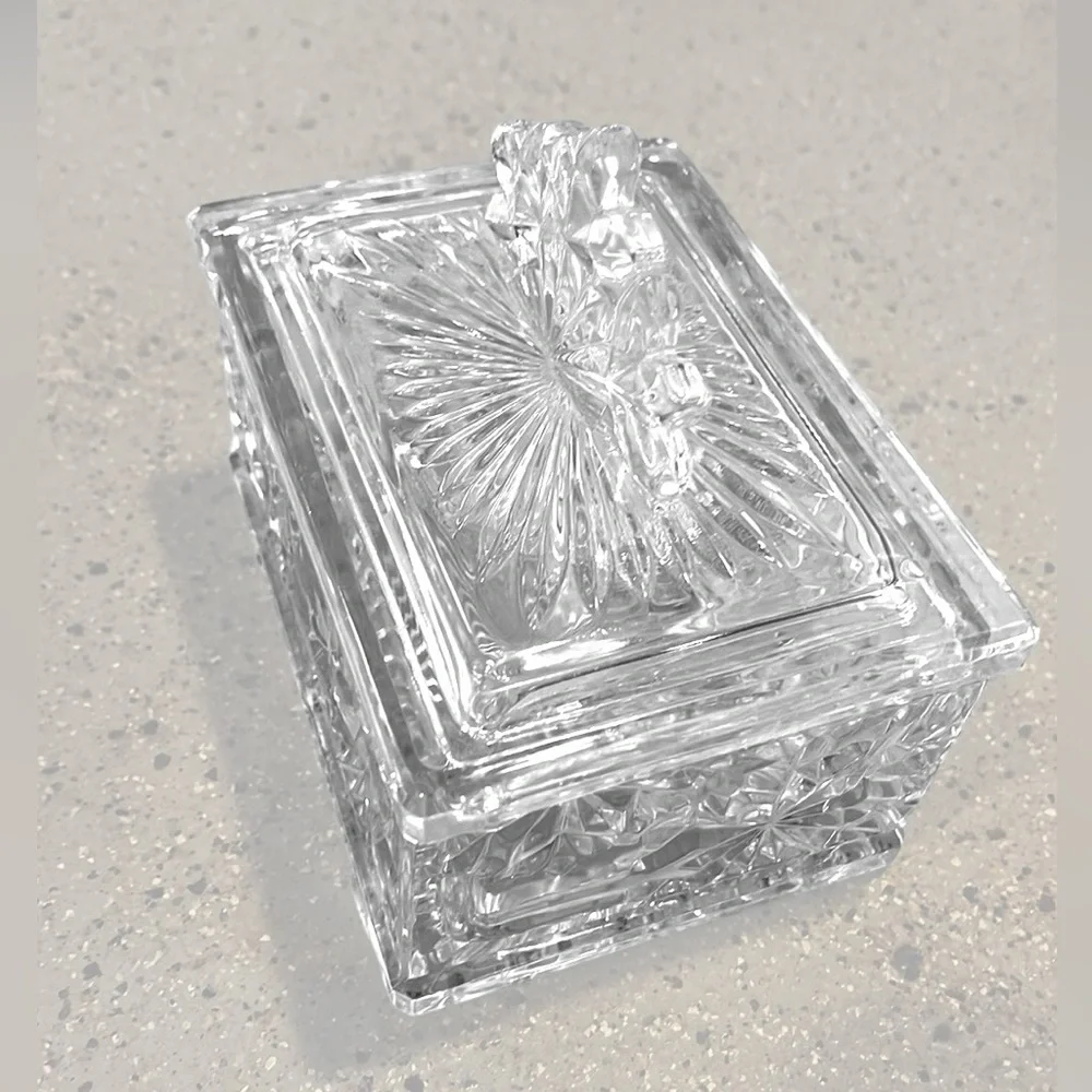 HEAVY CLEAR GLASS CANDY DISH WITH LID SNOWFLAKE PATTERN - Picture 1 of 9